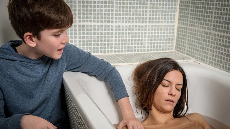 Fritz (Neven Metekol, l.) findet seine Mutter (Anna Lena Class, r.) bewusstlos in der Badewanne. – Bild: ZDF und Christine Schroeder./​Christine Schroeder