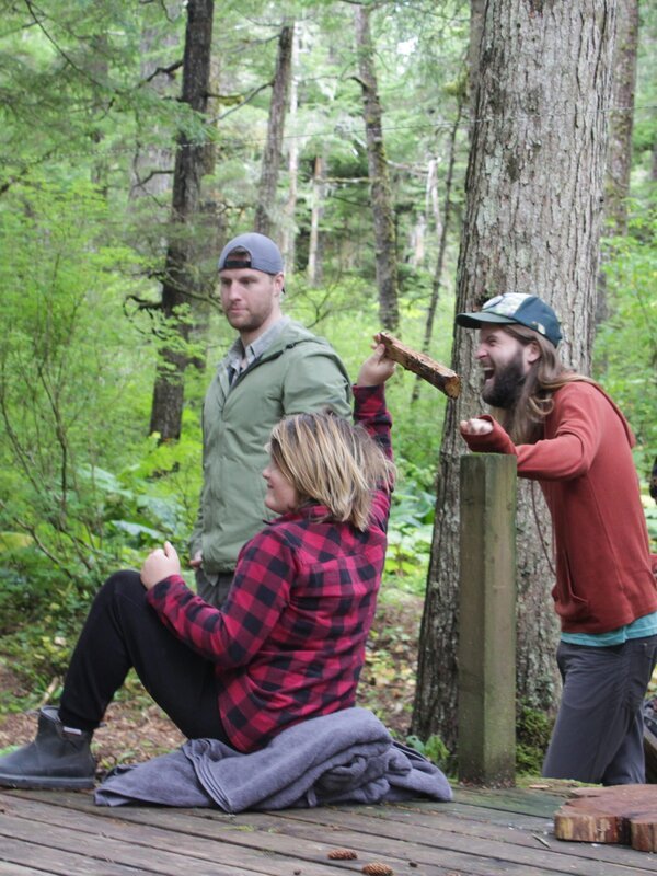 Misty and Kevin McCray are laughing at Gauge while enjoying the forest with Joshua and Jake Wilson. – Bild: Discovery Channel /​ Photobank. /​ Discovery Communications, LLC