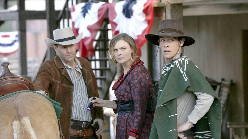 Um den Mordfall eines Cowboys aufzuklären, mischen sich Booth (David Boreanaz, l.), Brennan (Emily Deschanel) und Aubrey (John Boyd) unter die Teilnehmer von Wild-West-Spielen. – Bild: TVNOW /​ FOX
