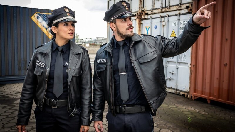 Pinar (Aybi Era) und Kris (Marc Barthel) versuchen herauszufinden, was Lisa Franck im Containerlager zugestoßen ist. – Bild: ZDF und Boris Lasewen./​Boris Lasewen