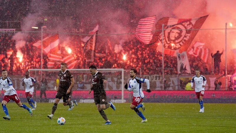 Die Welt der Ultras ist genauso faszinierend wie unzugänglich: Sie sorgen für farbenfrohe Stimmung in den Stadien und stehen bedingungslos hinter ihrem Verein – zur Not auch radikal. – Bild: ZDF und Marcus Brandt./​Marcus Brandt