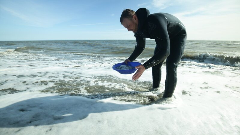 All In diver, Bobby Lowe, pans for gold on beach. – Bild: Discovery Channel /​ Photobank 34434_ep510_001.JPG