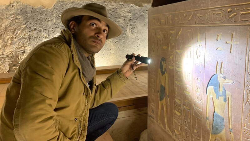 Ramy Romany looks at hieroglyphics with a flash light. – Bild: Discovery Communications LLC