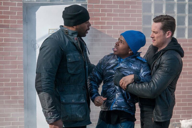 CHICAGO P.D. -- „Back To Even“ Episode 218 -- Pictured: l-r) Laroyce Hawkins as Kevin Atwater, Denzel Irby as Marcus, Jesse Lee Soffer as Jay Halstead -- (Photo by: Matt Dinerstein/​NBC) – Bild: /​ 2015 NBCUniversal Media, LLC/​NBC/​NBC