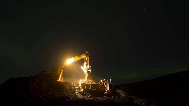 Pomrenke Inland Mining site at night. – Bild: Discovery Channel /​ Photobank 34434_ep512_009.jpg /​ Discovery Communications