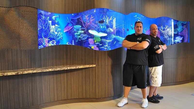 Brett and Wayde in front of the finished tank. – Bild: Animal Planet /​ Discovery Communications