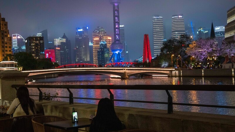 Shanghai: Die Stadt ist noch immer das Symbol für Chinas rasanten Aufstieg. Doch ist der Traum für die Gen Z im Land vorbei? – Bild: NDR/​Raul Adriano