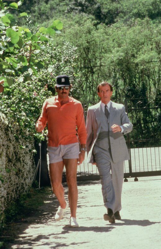 Magnum (Tom Selleck, l.) soll für die Sicherheit von Präsident Manuel Ibenez sorgen, doch schon bald kommt ihm der Verdacht, dass ein Anschlag geplant ist … – Bild: 1985 Universal City Studios LLLP. All Rights Reserved. Lizenzbild frei