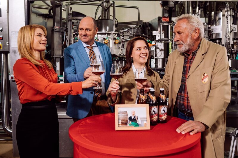 Die Brauerei ist stolz auf die erste Probe des neuen „Kirchleitner Franzl“-Biers. Von links: Uschi (Silke Popp), Hubert (Bernhard Ulrich), Katharina (Carina Dengler) und Martini (Hermann Giefer). – Bild: Nadya Jakobs /​ BR /​ BR/​Nadya Jakobs