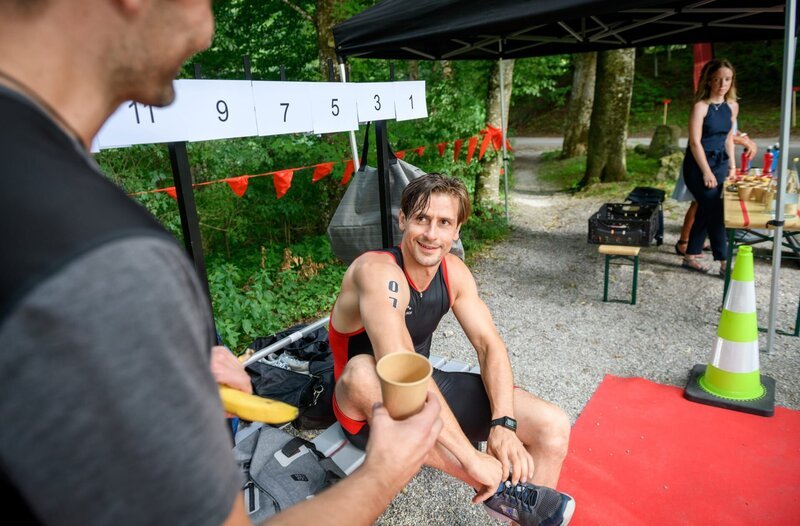 Paul (Sandro Kirtzel, M.) ist sicher, dass er den Triathlon gewinnen wird. – Bild: ARD/​WDR/​Christof Arnold