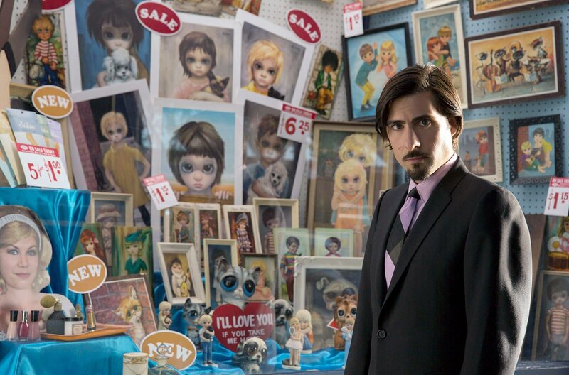 Big Eyes – Bild: 2014 The Weinstein Company /​ Der Galerist Ruben (Jason Schwartzman) stand der Ausstellung des Ehepaars Keane zurückhaltend gegenüber.