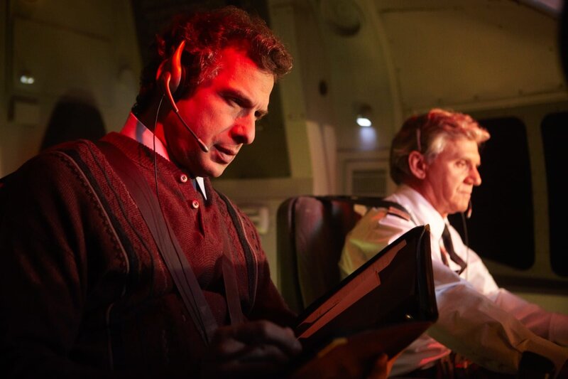 Dramatisches Reenactment: Ein Testpilot fliegt die gleiche Flugroute wie Arrow Air Flug 1285. Der Flug stürzte am 11. Dezember 1985 kurz nach dem Abheben von der Landebahn des Gander International Airport ab. Der kanadische Ermittler David McNair (gespielt von Richard Quesnel) möchte wissen, welche Auswirkungen das Hinzufügen von Eis auf den Flügeln und das zusätzliche Gewicht in der Kabine haben. Die Ergebnisse bestätigen seinen Verdacht über den Unfall, die Simulation führt zum Absturz. – Bild: 2013 NGC Europe Limited, All Rights Reserved