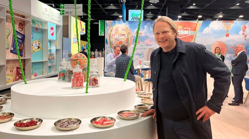 Auf der Süßwarenmesse ISM in Köln sucht Björn Freitag nach den neuesten Fruchtgummi-Trends. – Bild: WDR/​solis TV/​Oliver Herber