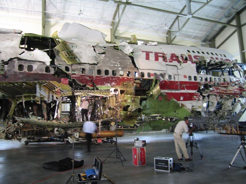 Reconstructed TWA plane at NTSB hangar. Wider view of the 93-foot forward section of the plane fuselage. This reconstructed TWA plane is now used to train air-crash investigators. – Bild: Copyright © The National Geographic Channel.