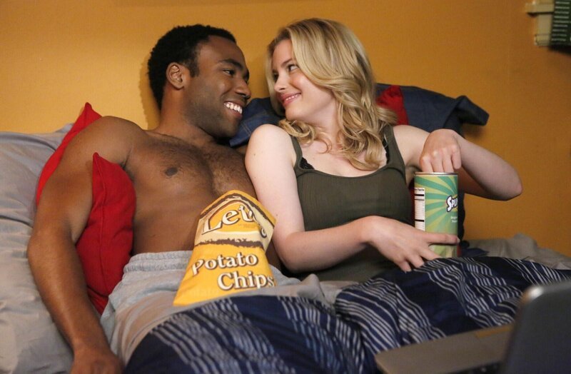 Troy Barnes (Donald Glover, l.); Britta Perry (Gillian Jacobs, r.) – Bild: CPT Holdings, Inc. All Rights Reserved. Lizenzbild frei