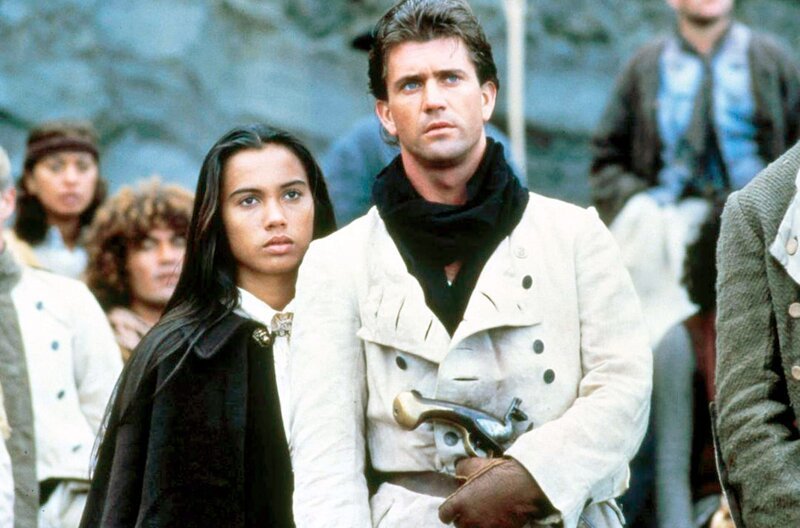 Mauatua (Tevaite Vernette) wird zur Frau an der Seite von Fletcher Christian (Mel Gibson). – Bild: 1984 Orion Pictures Corporation/​All rights reserved /​ Mauatua (Tevaite Vernette) wird zur Frau an der Seite von Fletcher Christian (Mel Gibson).