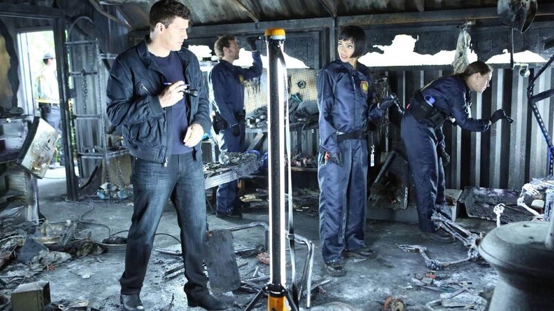 V.l.: Booth (David Boreanaz), Hodgins (TJ Thyne), Cam (Tamara Taylor) und Brennan (Emily Deschanel) untersuchen einen Bunker, in dem eine ehemalige Militärangehörige im Feuer verbrannt ist. – Bild: RTL /​ FOX