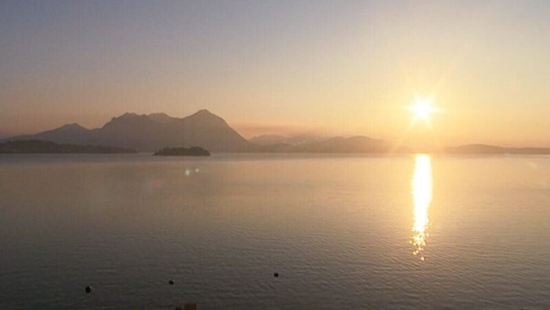 Lago Maggiore bei Sonnenuntergang. – Bild: ORF