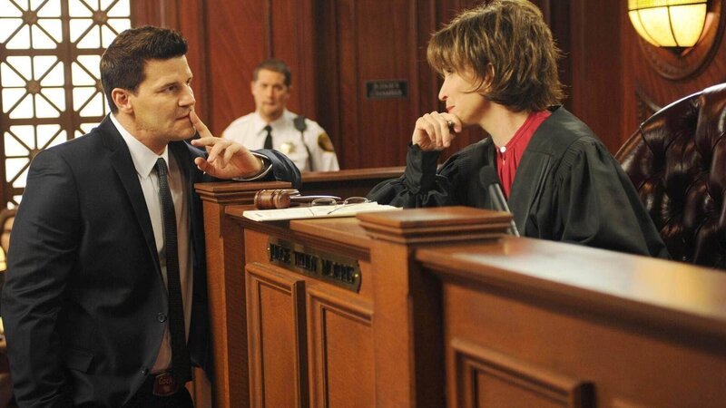 Booth (David Boreanaz) platzt in eine Aufzeichnung einer TV-Gerichtssendung und befragt die Richterin Trudy (Gina Hecht) zu dem Mord an der Fernsehproduzentin Rebecca. – Bild: RTL /​ FOX