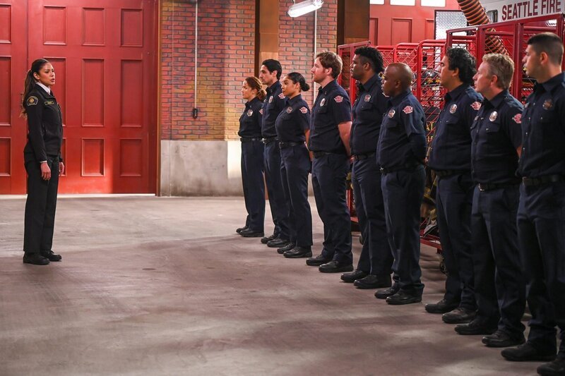 Merle Dandridge (Fire Chief Natasha Ross, li.). – Bild: ORF/​Disney/​ABC/​John Fleenor