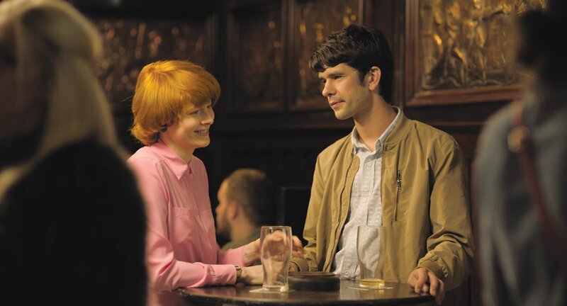 Alice (Emily Beecham) und Chris (Ben Whishaw). – Bild: ORF/​© coop99 filmproduktion/​The Bureau/​Essential Films