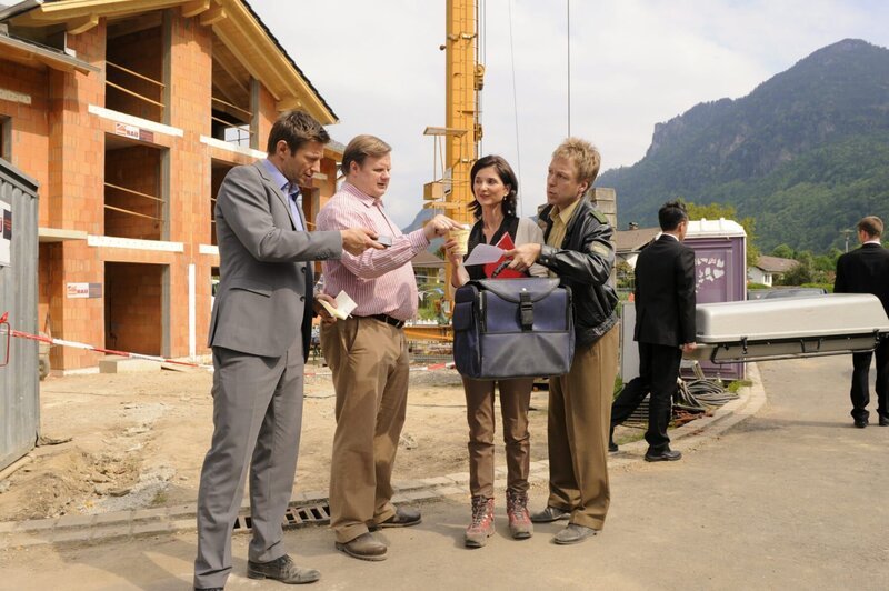 Die Rosenheimer Kollegen (v.l.n.r.: Igor Jefti¿, Michael A. Grimm, Petra Einhoff, Max Müller) ermitteln auf der Baustelle. – Bild: ORF/​ZDF/​Elke Werner