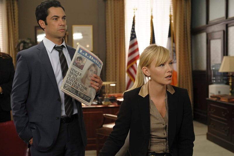-- „Beautiful Frame“ Episode 1410 -- Pictured: (l-r) Danny Pino as Detective Nick Amaro, Kelli Giddish as Detective Amanda Rollins -- (Photo by: Michael Parmelee/​NBC) – Bild: 2012 NBCUniversal Media, LLC ©13TH STREET Photocredit Mandatory, Editorial Use Only, NO archive, NO Resale