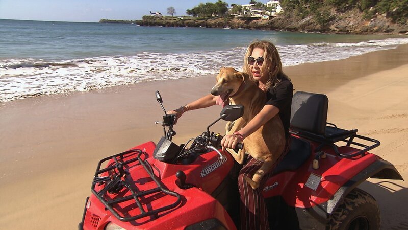Carmen mit Hund am Strand auf einem Quad – Bild: RTL Zwei