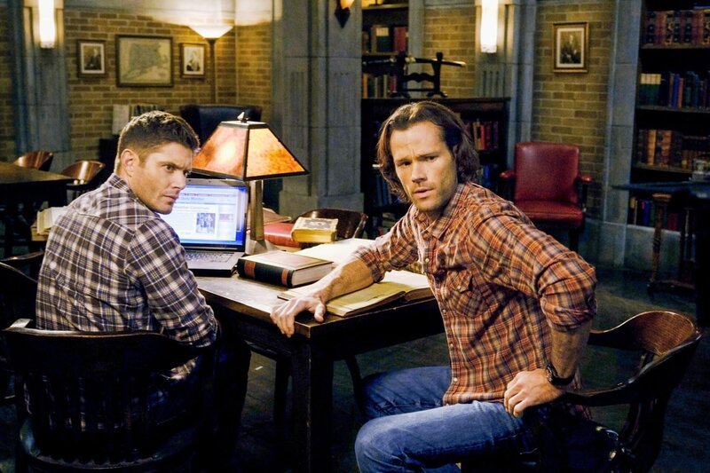 L-R: Dean Winchester (Jensen Ackles) and Sam Winchester (Jared Padalecki) – Bild: ORF/​TELE-München/​Warner