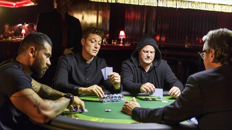 Um an sein Geld zu kommen, gerät Maik (Daniel Donskoy, 2.v.l.) ausgerechnet dahin, wo er eigentlich nie mehr landen wollte: an den Pokertisch! – Bild: RTL /​ Willi Weber