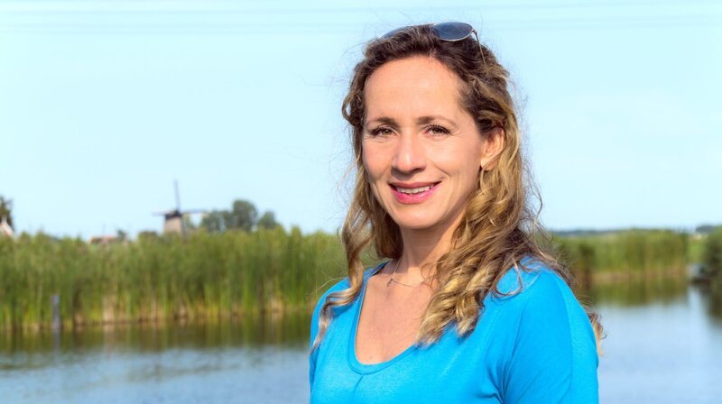 Moderatorin Tamina Kallert erkundet Nordholland. – Bild: WDR/​Sabine Fricke