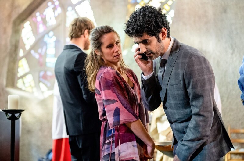 Faraz (Reza Brojerdi) und Viola (Amelie Kiefer) bekommen einen unerwarteten Anruf von Faraz’ Eltern. – Bild: ORF/Beta Film/ARD Degeto/Martin Rottenkolber Faraz (Reza Brojerdi) und Viola (Amelie Kiefer) bekommen einen unerwarteten Anruf von Faraz’ Eltern. – Bild: ORF/Beta Film/ARD Degeto/Martin Rottenkolber