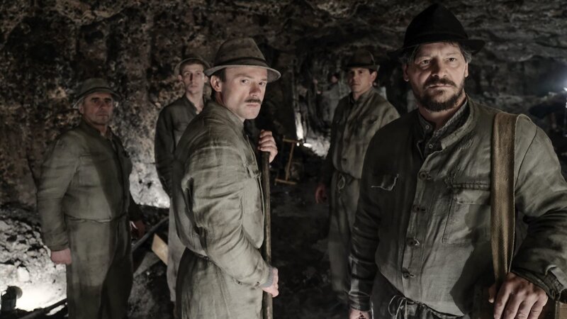 Die Bergarbeiter Heinzi (Franz Grieshofer), Flori (Lorenzo Walcher), Johann Dörfler (Gerhard Liebmann), Willi (Daniel Keberle) und Sepp Rottenbacher (Fritz Karl) im Bergwerk – Bild: ORF/​Mona Film/​Bernd Schuller