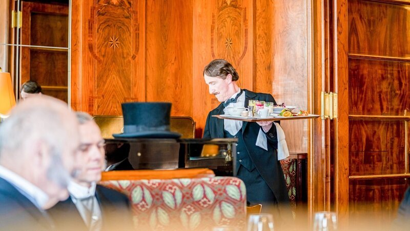Der Ober Rudi serviert in gewohnter Eleganz. – Bild: ORF/Produktion West/Kreativlösung/Gerald Prüller Der Ober Rudi serviert in gewohnter Eleganz. – Bild: ORF/Produktion West/Kreativlösung/Gerald Prüller