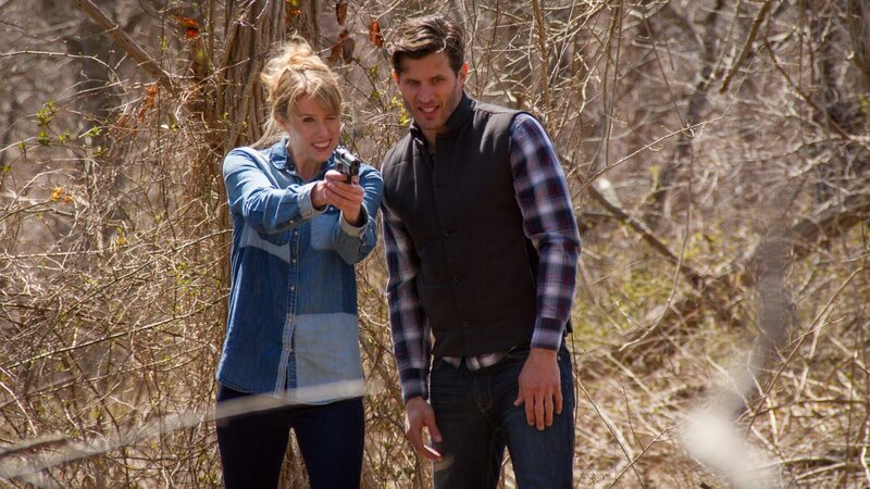Peter and Judy go out shooting in the woods. – Bild: Jeff Schultz /​ Investigation Discovery /​ 36161_ep508_005 /​ Discovery Communications