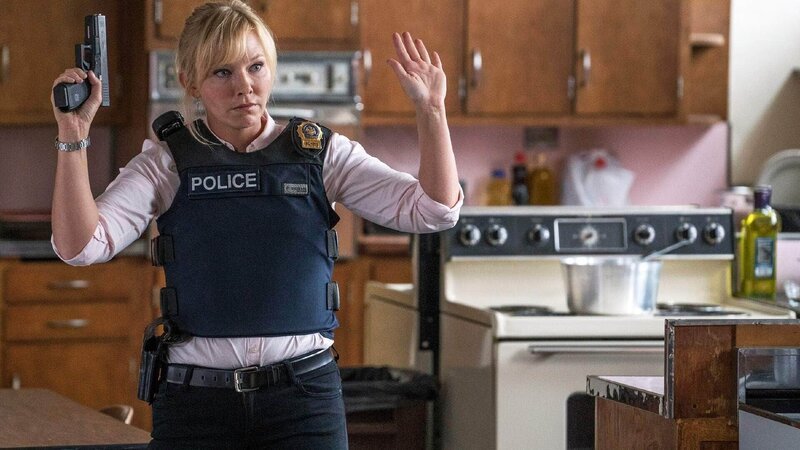 Amanda Rollins (Kelli Giddish) und das Team der Special Victims Unit treffen mit einem Haftbefehl in die Wohnung des vermutlichen Täters ein – und findet sich an einem blutigen Tatort wieder. – Bild: RTL /​ Universal