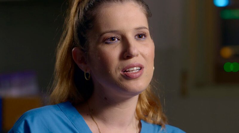 Shira Karavani, Krankenschwester im Meir Krankenhaus, war für Gil Avni zuständig. – Bild: SWR/​Eyal Ben Yaish