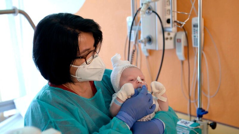 Baby Leano geht es hörbar schlecht – löst das RS-Virus die schweren Atemwegsbeschwerden bei ihm aus. – Bild: HR/​FLOW media company