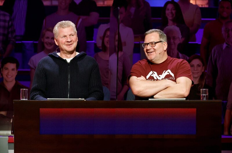 Rateteam-Kapitän Elton (r.) und der ehemalige Profi-Fussballspieler Stefan Effenberg (l.) bilden ein Rateteam. – Bild: ARD/​Morris Mac Matzen