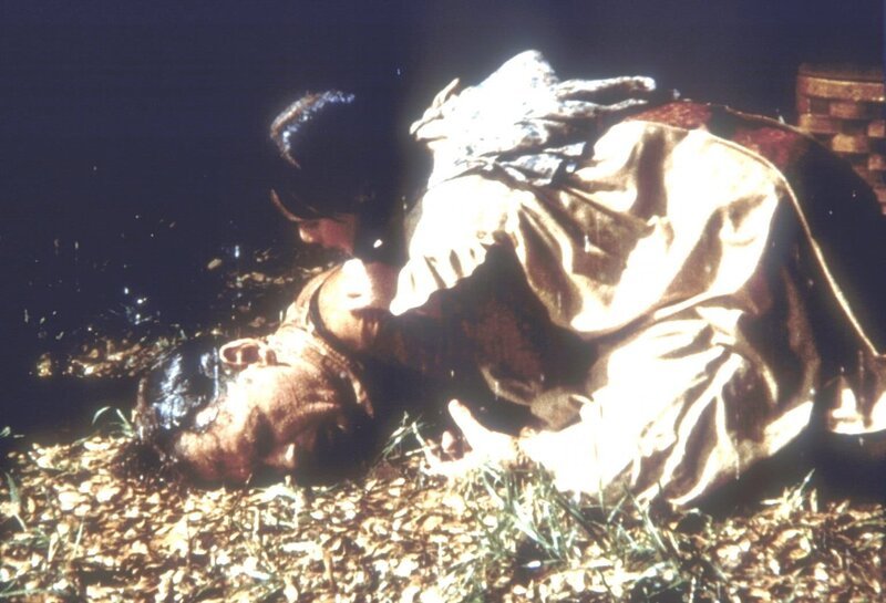 Jenny (Shannen Doherty, r.) ist verzweifelt, ihr Vater Royal (Nicholas Pryor, l.) ist völlig erschöpft zusammengebrochen. – Bild: Sat.1 Gold