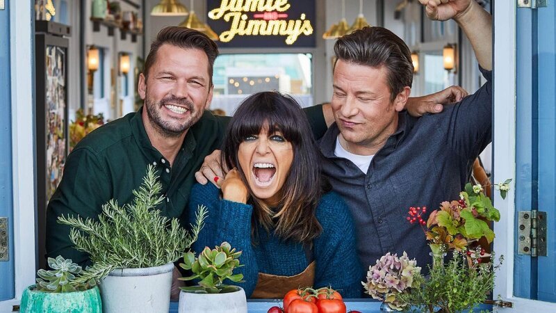 Jimmy Doherty, Claudia Winkleman und Jamie Oliver (r.) – Bild: TVNOW /​ (c) Jamie Oliver Productions