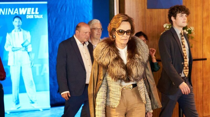 Herta Zickler (Ulrike Kriener, Mitte) zieht als Grande Dame der Lobbywelt in Berlin die Fäden. – Bild: ARD Degeto/​Isarstraßen Film/​Nik Konietzny