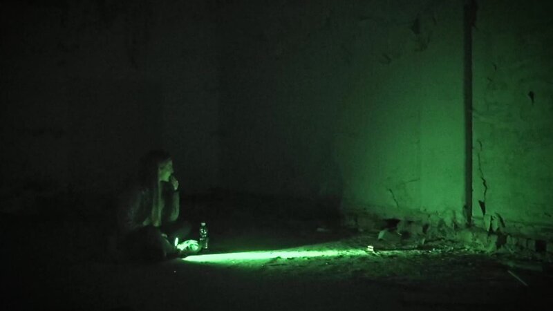 The Bräunsdorf children’s home in Oberschöna, Saxony, Nina in a dark room. – Bild: Warner Bros. Discovery