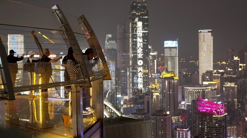 Blick vom Raffles-Komplex, einem der höchsten Gebäude der Stadt, auf die Skyline von Chongqing – Bild: phoenix/​ZDF/​Miriam Steimer