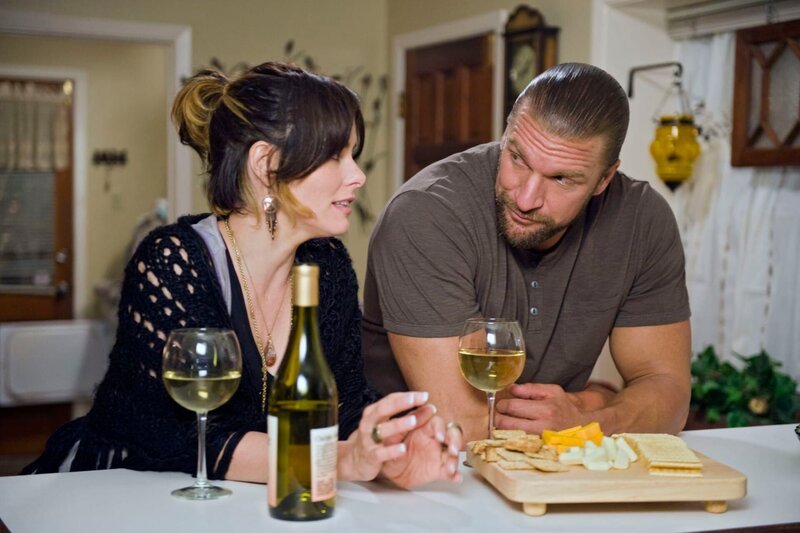 A.J. (WWE Superstar Paul „Triple H“ Levesque,r.) und seine große Liebe Claire (Parker Posey,l.). – Bild: Tele 5