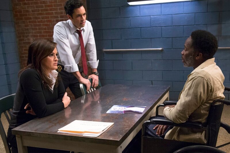 -- „Secrets Exhumed“ Episode 1413 -- Pictured: (l-r) Mariska Hargitay as Detective Olivia Benson, Danny Pino as Detective Nick Amaro, Harold Perrineau as Brian Traymor -- (Photo by: Michael Parmelee/​NBC) – Bild: 2012 NBCUniversal Media, LLC ©13TH STREET Photocredit Mandatory, Editorial Use Only, NO archive, NO Resale