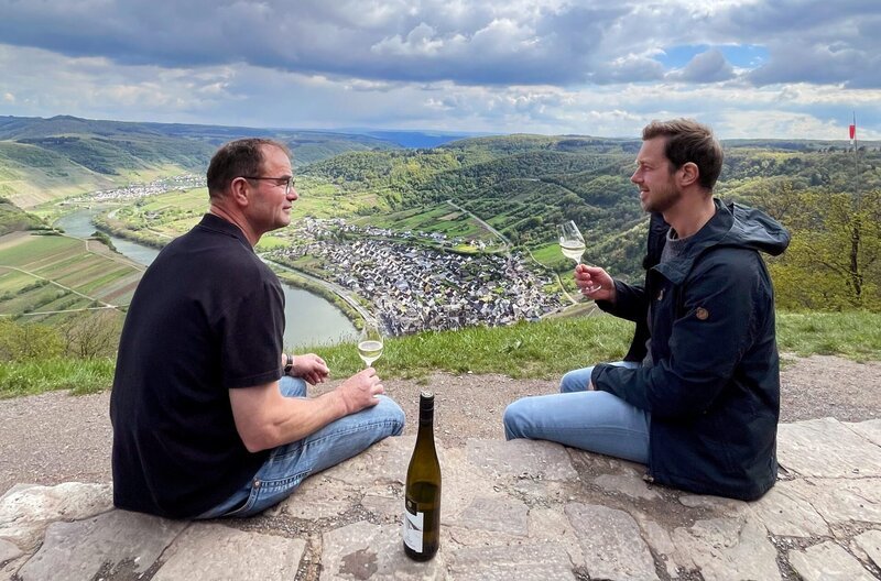 Ein Gläschen Riesling unter Freunden auf dem Calmont – dem steilsten Weinberg Europas – Bild: SWR