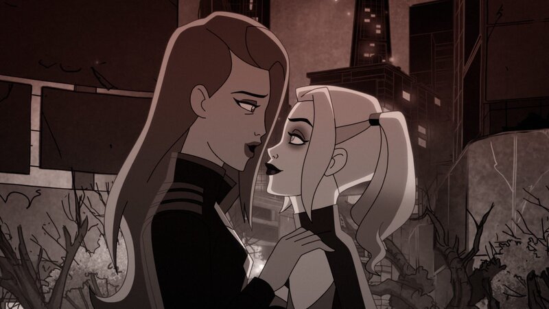L-R: Poison Ivy und Harley Quinn – Bild: 2023 Warner Media Direct, LLC. All Rights Reserved. HBO Max™ is used under license. THE DC LOGO, HARLEY QUINN and all related characters and elements © & ™ DC Comics. All Rights Reserved.