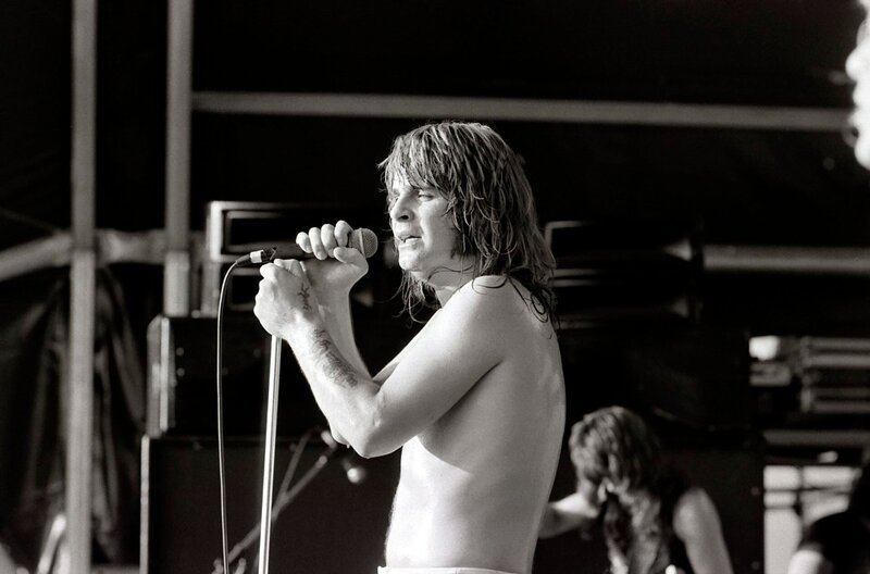 Ozzy Osbourne schrieb zunächst als Sänger der Hard Rock-Pioniere von Black Sabbath Musikgeschichte. Seine anschließende Solo-Karriere wurde immer wieder von seiner Drogensucht und tragischen Unfällen überschattet. – Bild: HR/​SWR/​Vibrophil Media