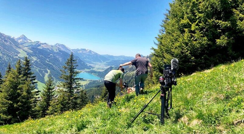 Schneetalalm, Blick ins Tannheimertal Haldensee, Martin Haupt und Philip Pürcher. – Bild: ORF/​Anton Silberberg/​Andrea Albrecht